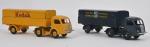 Dinky Toys français, tracteur Panhard semi-remorque (2 ex.) ;
jaune Kodak...