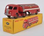 Dinky Toys français, tracteur Panhard
avec remorque citerne Esso Titan réf....