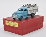 Dinky Toys, camion Studebaker laitier 250
complet. Quasi neuf, salissures. Boîte...