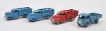 Dinky Toys, Studebaker : 3 bétaillères bleues
(2 ex.) et rouge....