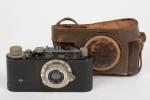 Leitz. Leica II
N° 100997, finition noire, Objectif Elmar 3.5/50 mm,...