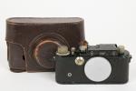 Leitz. Leica III
N°91878, synchronisé postérieurement, sans optique, (en l'état), sac...
