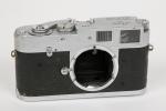 Leitz. Leica M1
N° 1102809, sans optique. Cond. C. (chocs).