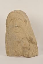 Couvercle de sarcophage féminin 
en terre cuite figurant, en relief,...
