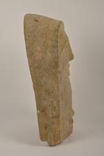 Couvercle de sarcophage féminin 
en terre cuite figurant, en relief,...