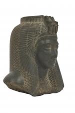Tête d'une reine égyptienne en pierre dure (grauwacke), parée d'un...