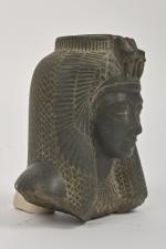 Tête d'une reine égyptienne en pierre dure (grauwacke), parée d'un...