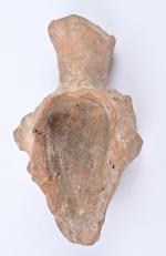 Tête de figurine en céramique modelée
coiffée d'un kalathos, avec traces...