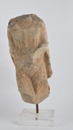 Scuplture (trapézophore) en marbre 
figurant une femme vêtue d'un chiton...