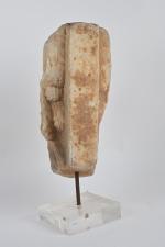 Scuplture (trapézophore) en marbre 
figurant une femme vêtue d'un chiton...