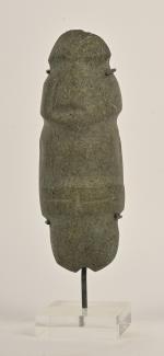 Grande idole Mezcala en pierre verte
à grains noirs (diorite) joliment...