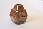 Japon XXe 
Vase à pans coupés en céramique à décor...