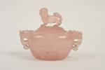 Chine XXe
Vase couvert en quartz rose à décor animalier. (Eclat).
H....