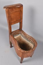 Chaise bidet 
en placage de loupe de noyer. 
Époque XVIIIe....