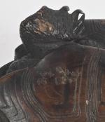 Japon, 
Tortue en bronze patiné, signée, l. 10 cm (manque...