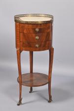 Table tambour tripode 
en placage de bois de rose ouvrant...