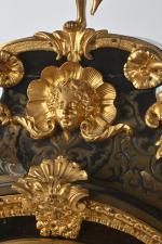 Cartel 
en bois noirci et bronze doré à riche décor...
