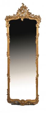 Miroir d'entre-deux 
en bois et stuc doré à décor repercé...