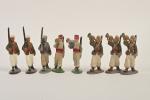 Quiralu, Armées d'Afrique, Algérie
8 soldats au défilé dont 2 tirailleurs...