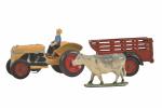 Quiralu, la ferme : tracteur jaune avec moteur
et remorque à...