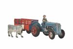 Quiralu, la ferme : tracteur bleu avec moteur
et remorque à...