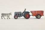 Quiralu, la ferme : tracteur bleu avec moteur
et remorque à...