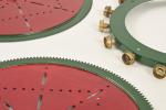 Meccano, roulement peint rouge et vert
Diam. 30 cm, dans une...