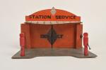 C.I.J, petite "Station service" Renault orange
à deux portes, auvent métallique...