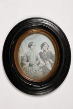 Daguerréotype 1/6 de plaque
Deux femmes assises, c. 1850-55
Format ovale dans...