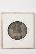 Daguerréotype circulaire
Homme assis, c. 1842
Rayures.
Diam. 7,5 cm.