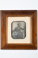 Daguerréotype 1/6 de plaque
Portrait d'homme assis tenant un livre, c....