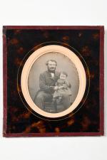 Daguerréotype 1/4  de plaque
Homme assis et son garçon sur...