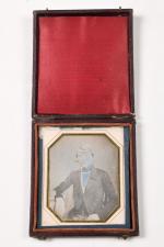 Daguerréotype anglais 1/9 de plaque
Portrait d'homme assis, c. 1850
Dans son...