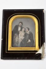 Daguerréotype 1/6 de plaque
Famille de trois personnages, c. 1855
Dans son...