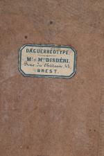 Daguerréotype 1/6 de plaque
Famille de trois personnages, c. 1855
Dans son...