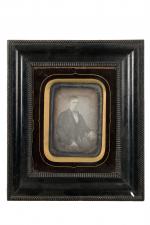Daguerréotype 1/4 de plaque
Portrait d'homme, c. 1855.
Dans son cadre d'origine.
12...