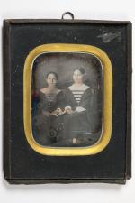 Daguerréotype 1/6 de plaque
Deux soeurs assises tenant un livre à...