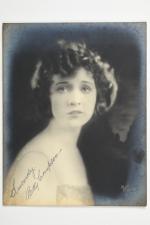 EVANS
1 photographie, c. 1920
Portrait de femme.
Signature du photographe dans l'épreuve...