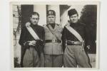 Mussolini avec deux personnages en uniformes, c. 1930-35
Etiquette au dos...
