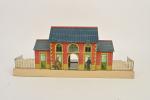Hornby, jolie gare lithographiée
avec auvent et passage centrale, fenêtres argentées....