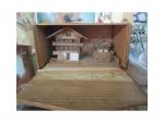 Chalet miniature et son mazeau en bois dans une boîte....