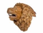 Allemagne, exceptionnelle tête de lion
en bois sculpté et peint d'origine,...