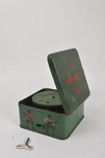 Phono jouet « Bing-Pygmaphone » 
couleur vert foncé, décor de...