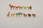Allemagne, douze animaux de zoo 
en bois sculpté peint, dans...