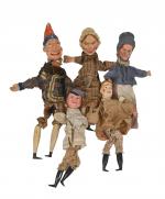 Cinq marionnettes à gaine
tête et membres en bois et composition...