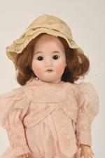 Petite poupée type Fleischmann,
tête porcelaine marquée en creux "8/0", bouche...