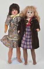 Deux petites poupées tête porcelaine, 
corps semi-articulé jambes raides, l'une...