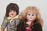 Deux petites poupées tête porcelaine, 
corps semi-articulé jambes raides, l'une...