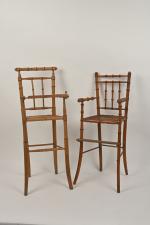 Deux chaises hautes cannées façon bambou
l'une avec tablette, manque un...