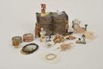 Ensemble d'objets miniatures 
dont oiseaux en verre filé, vase de...